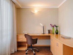Minibar, in-room safe, desk, laptop workspace - Mercure Guarulhos Aeroporto Hotel (Guarulhos)