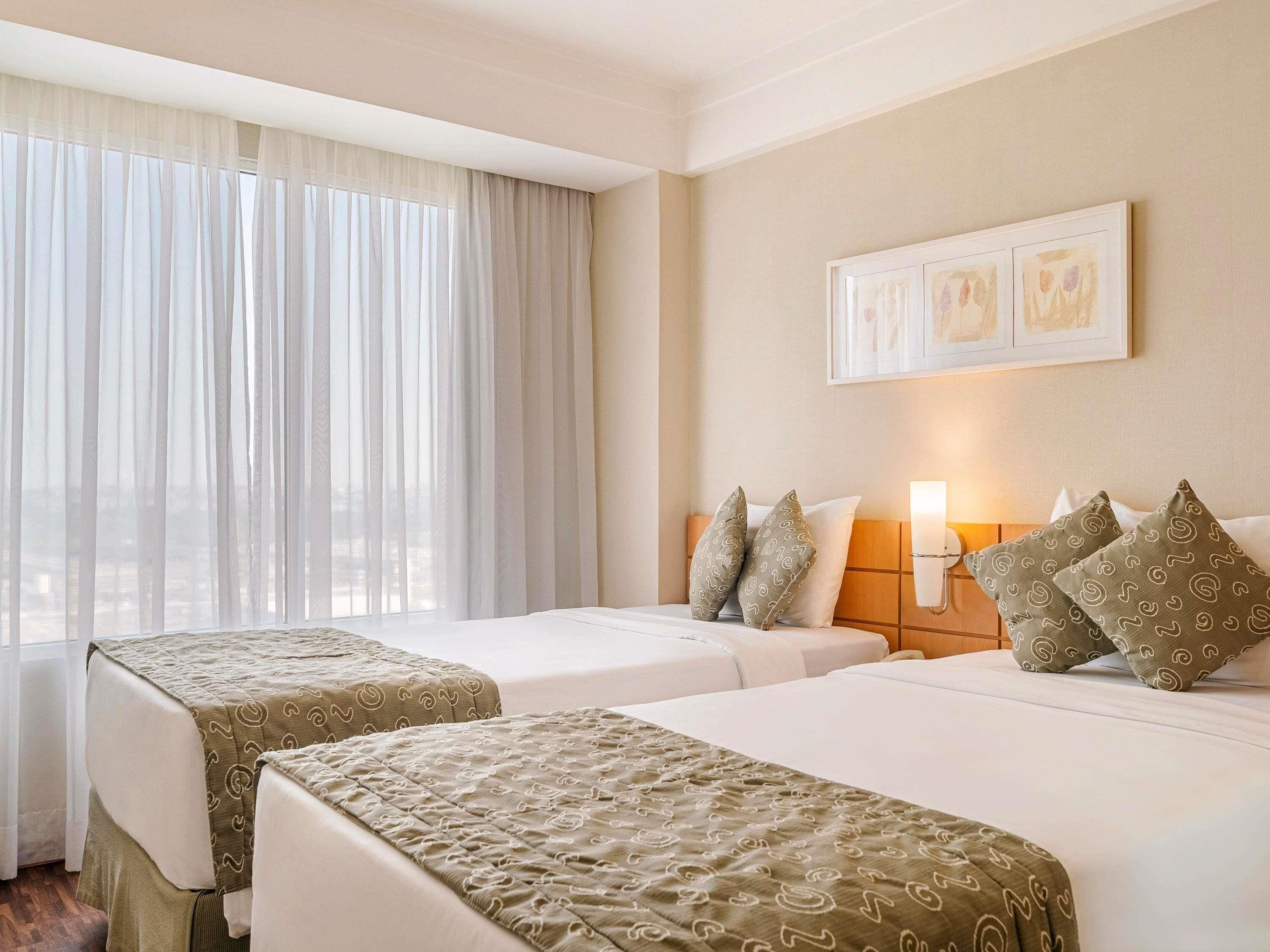 Minibar, coffres-forts dans les chambres, bureau, rideaux occultants