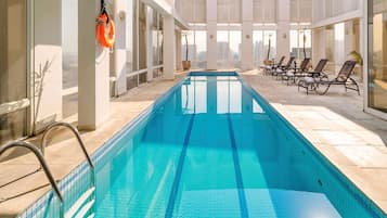 Piscine extérieure, parasols de plage, chaises longues