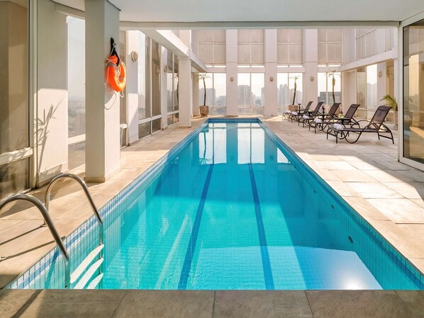 Piscina externa, funciona das 6h30 às 22h, guarda-sóis, espreguiçadeiras