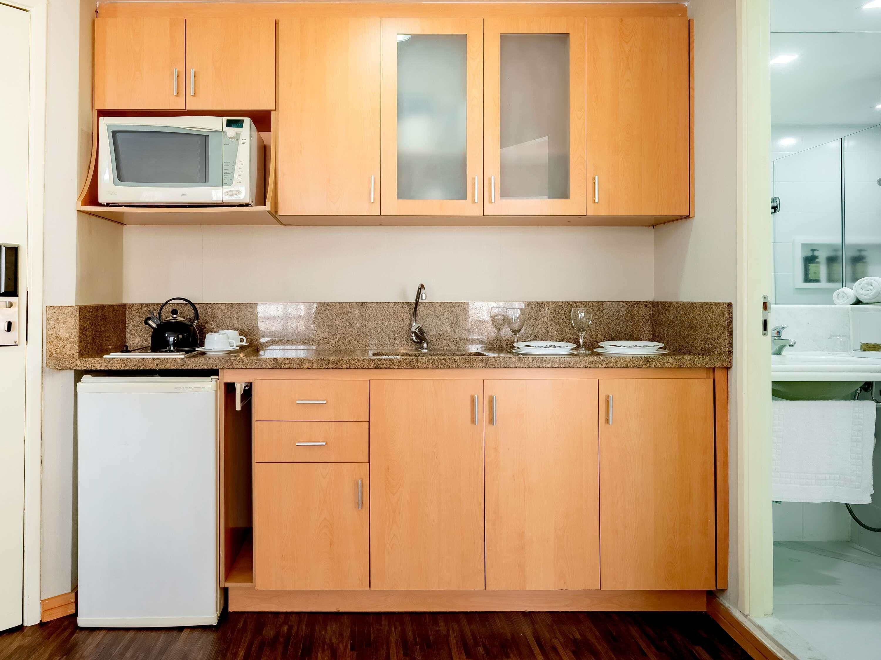 Minibar, caja de seguridad en la habitación y escritorio 