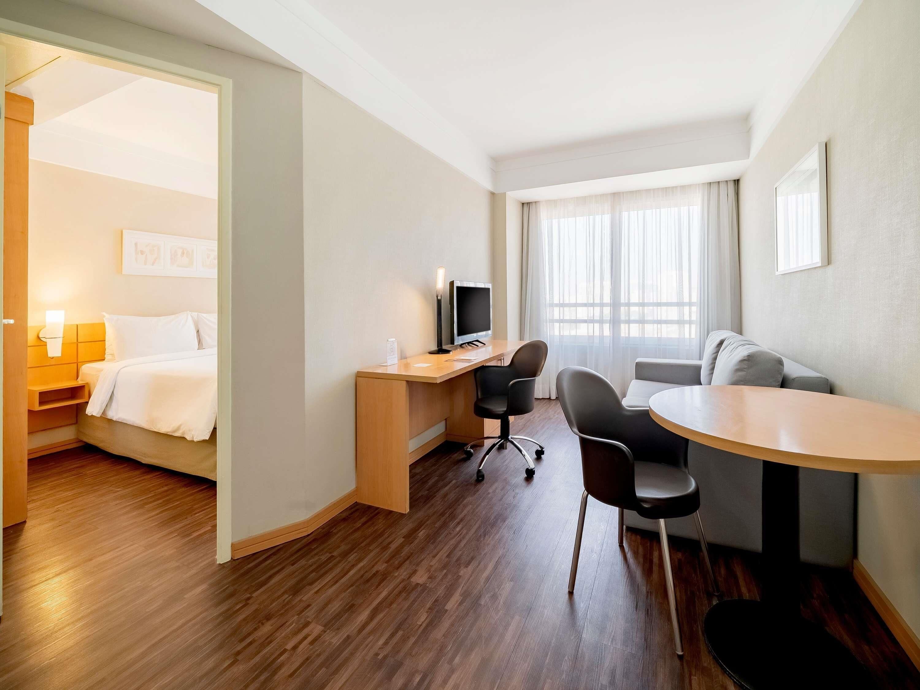 Minibar, coffres-forts dans les chambres, bureau, rideaux occultants