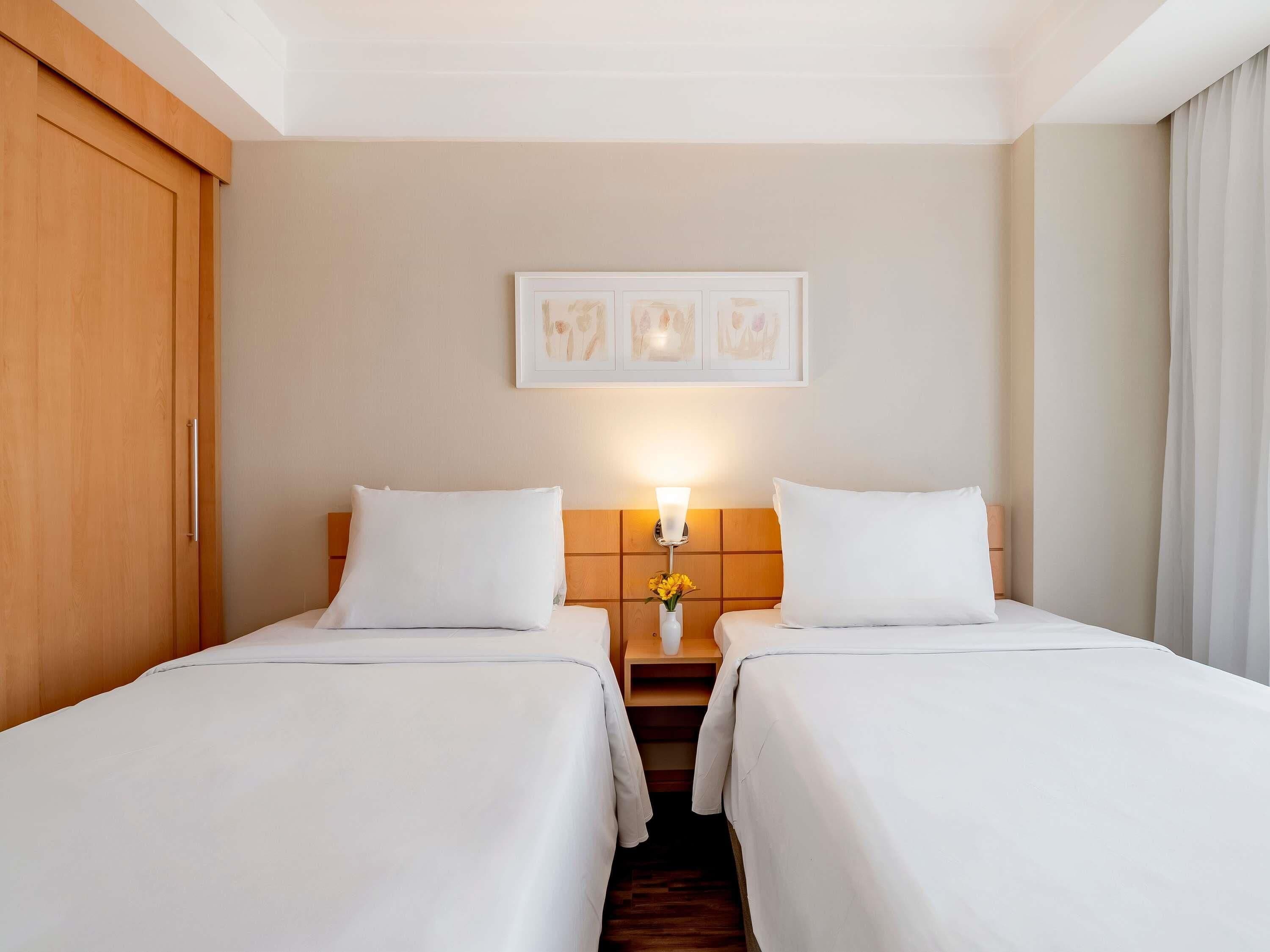 Minibar, coffres-forts dans les chambres, bureau, rideaux occultants