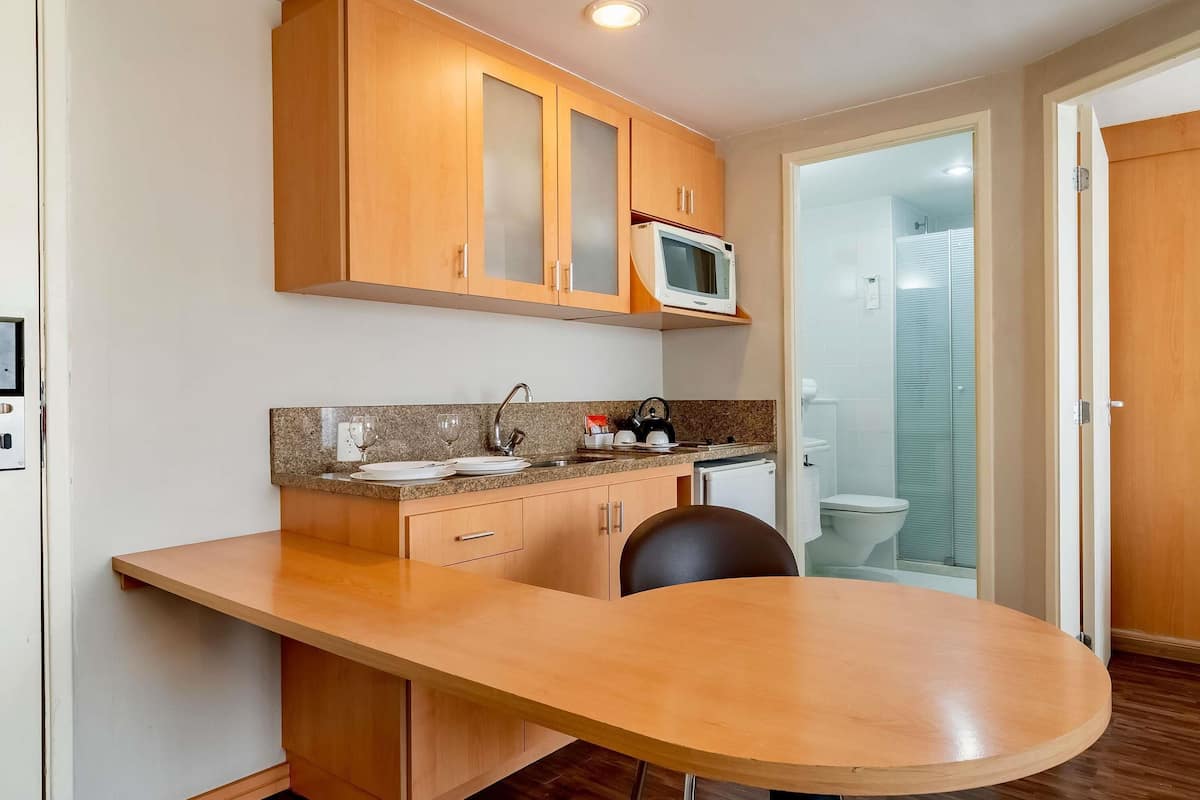 Minibar, caja de seguridad en la habitación y escritorio