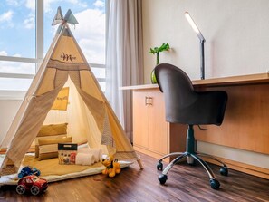 Minibar, caja de seguridad en la habitación y escritorio 