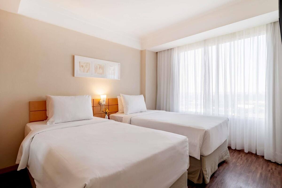 Habitación estándar, 2 camas individuales | Minibar, caja fuerte, escritorio y espacio para trabajar con un portátil