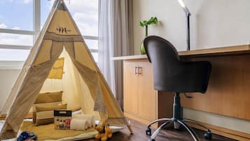 Minibar, Zimmersafe, Schreibtisch, Verdunkelungsvorhänge