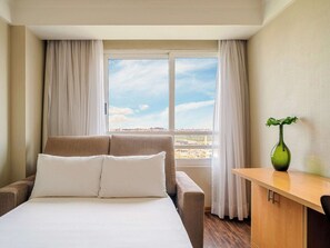 Phòng Tiêu chuẩn, 1 giường đôi và sofa giường | Minibar, két bảo mật tại phòng, bàn, màn/rèm cản sáng 