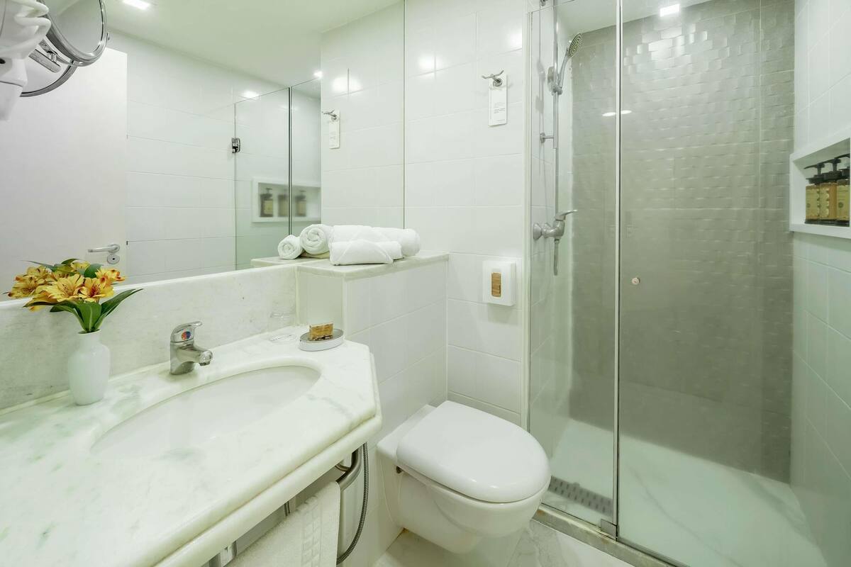 Minibar, värdeförvaringsskåp på rummet och skrivbord