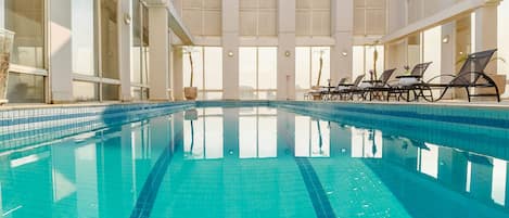 Piscine extérieure, accÚs possible de 6 h 30 à 22 h, parasols