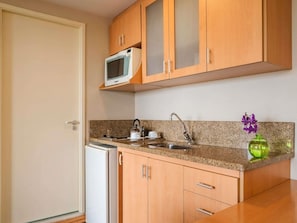 Minibar, caixa forta a l'habitació, escriptori i cortines opaques