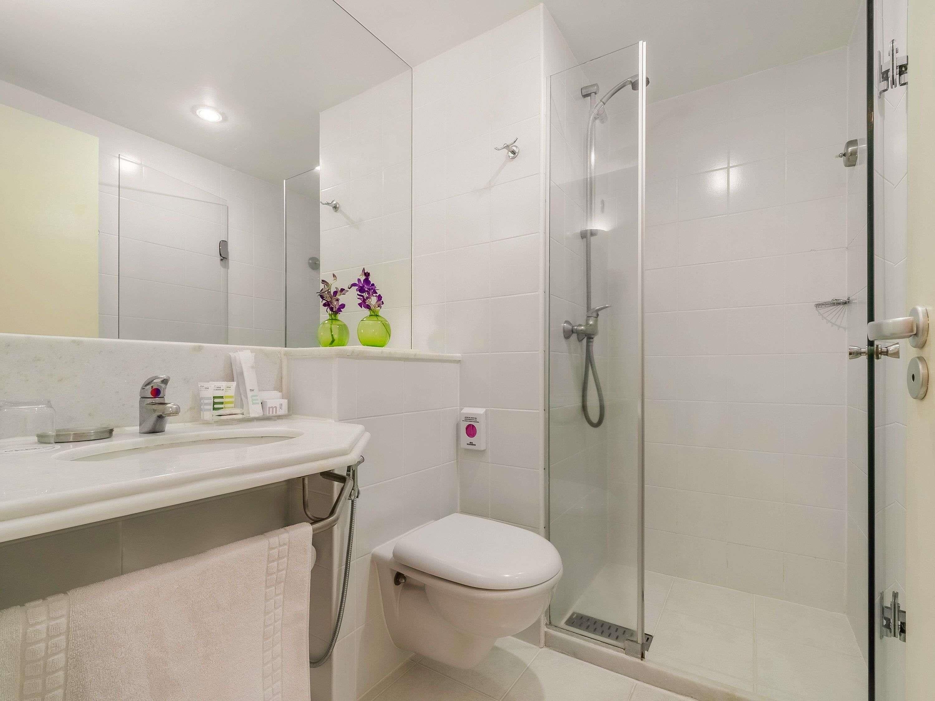 Minibar, caja de seguridad en la habitación y escritorio 