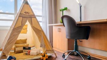 Minibar, pengeskab på værelset, skrivebord
