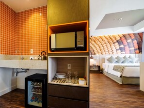 Frigobar, cofres nos quartos, escrivaninha, cortinas blackout