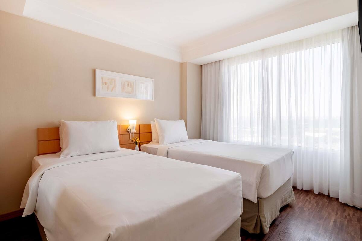 Standard Room, 2 Single Beds | Minibar, in-room safe, desk, laptop workspace