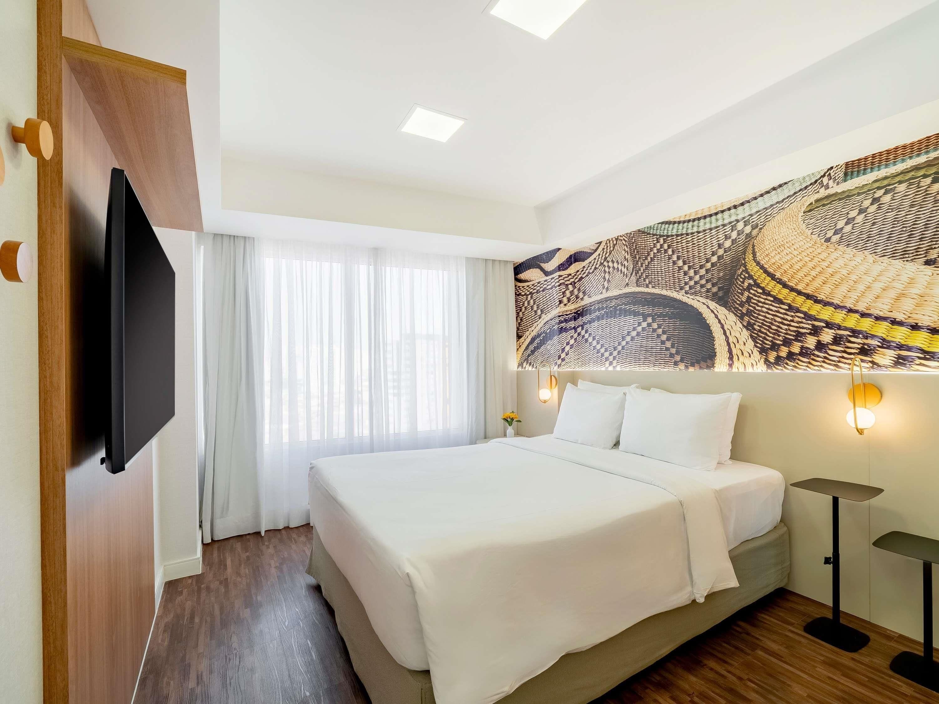 Minibar, coffres-forts dans les chambres, bureau, rideaux occultants