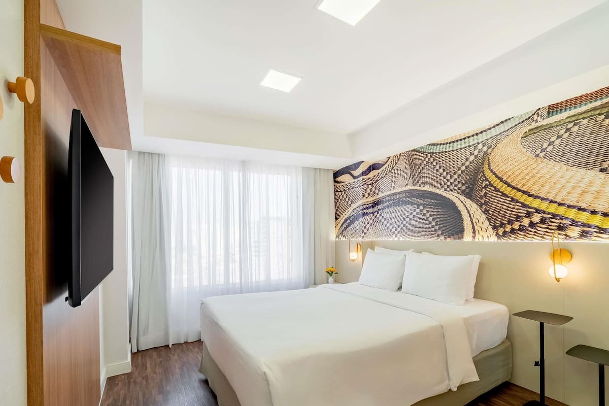 Privilege, Room, 1 Double Bed | Minibar, in-room safe, desk, blackout drapes