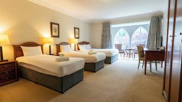 Familierom | Safe på rommet, individuelt innredet, skrivebord og strykejern/-brett