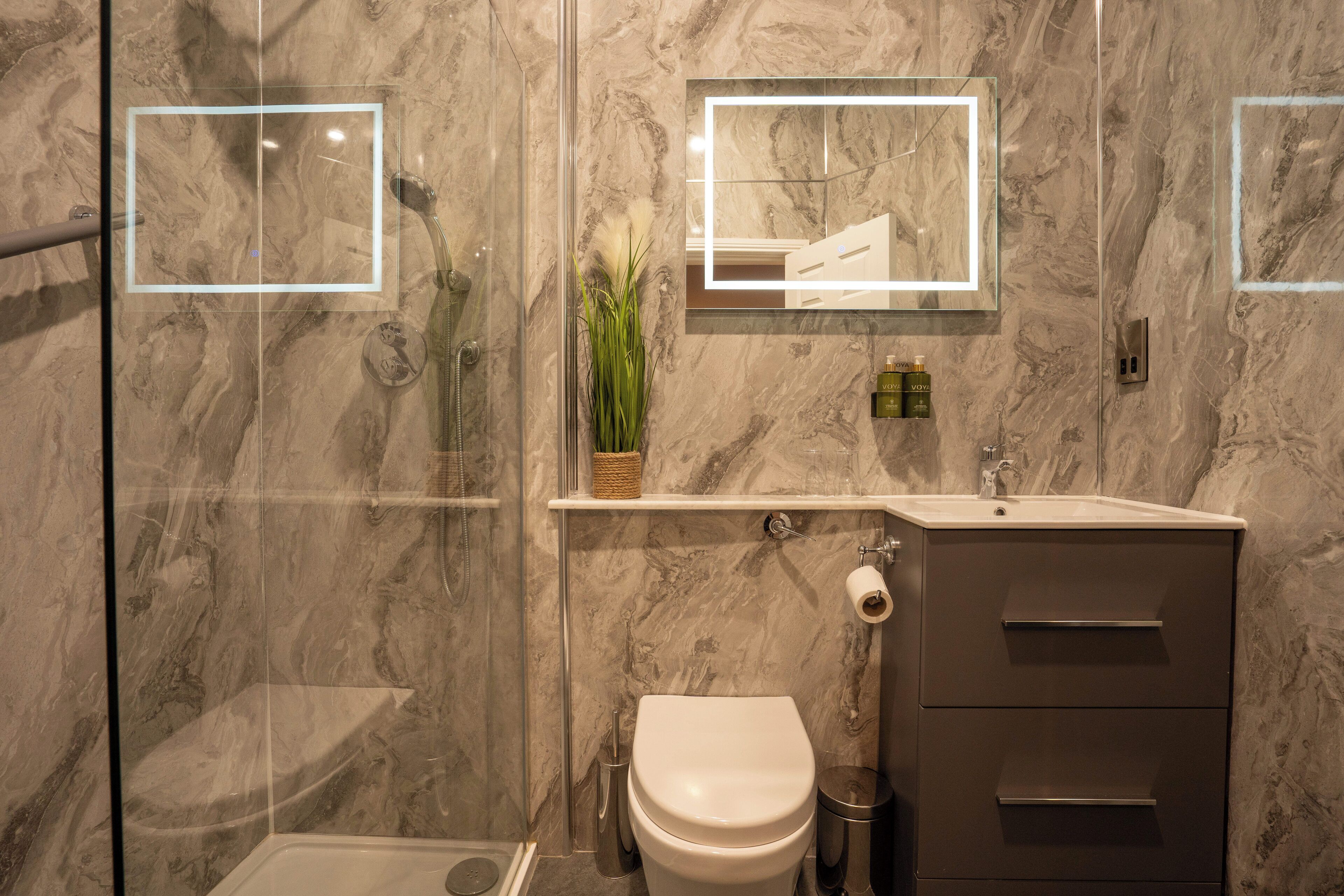 executive double room | bathroom | free toiletries, hair dryer, towels