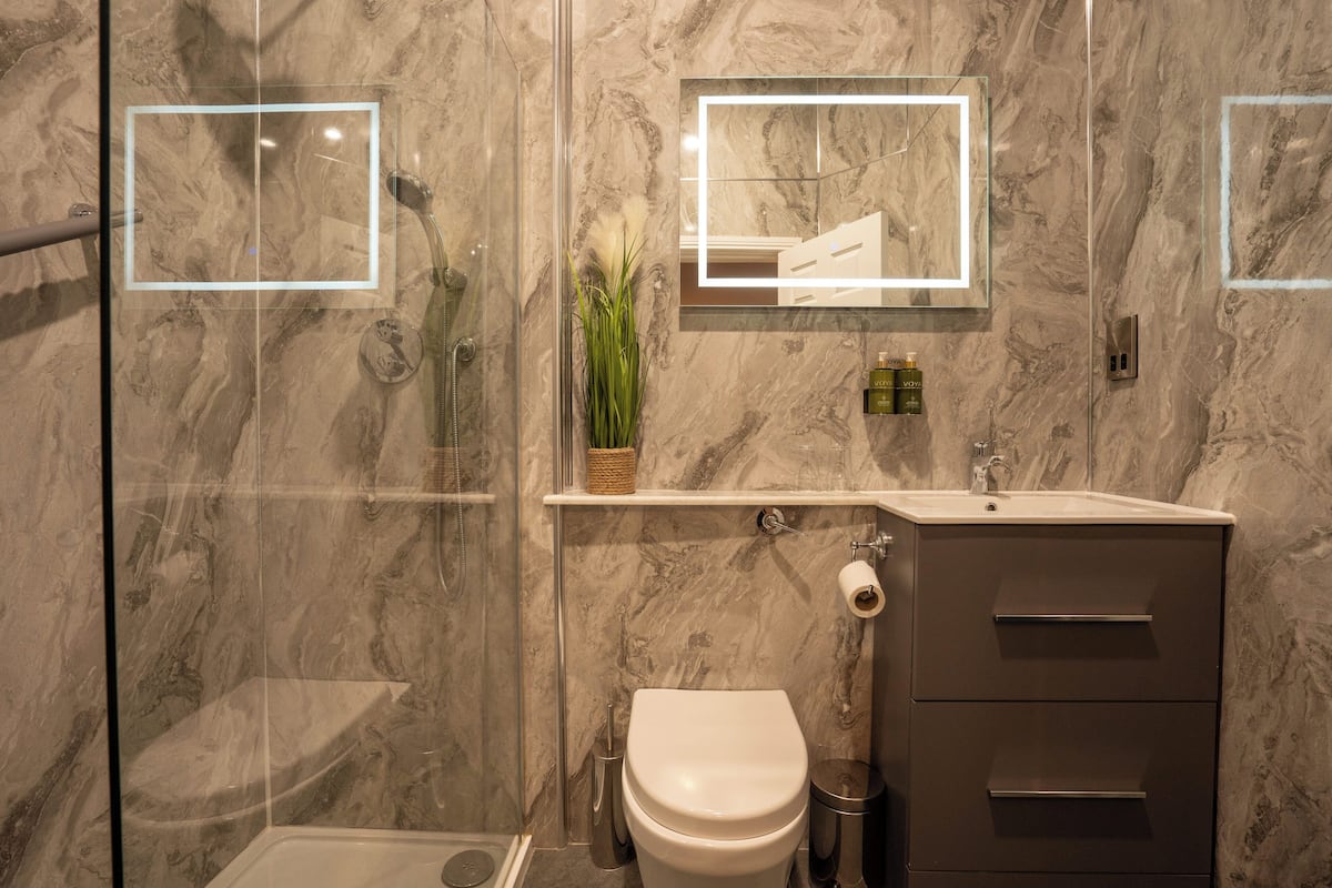 executive double room | bathroom | free toiletries, hair dryer, towels