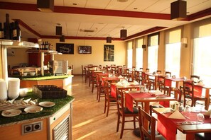 Daily buffet breakfast for a fee - Travelodge Barcelona del Vallès (Barbera del Valles)