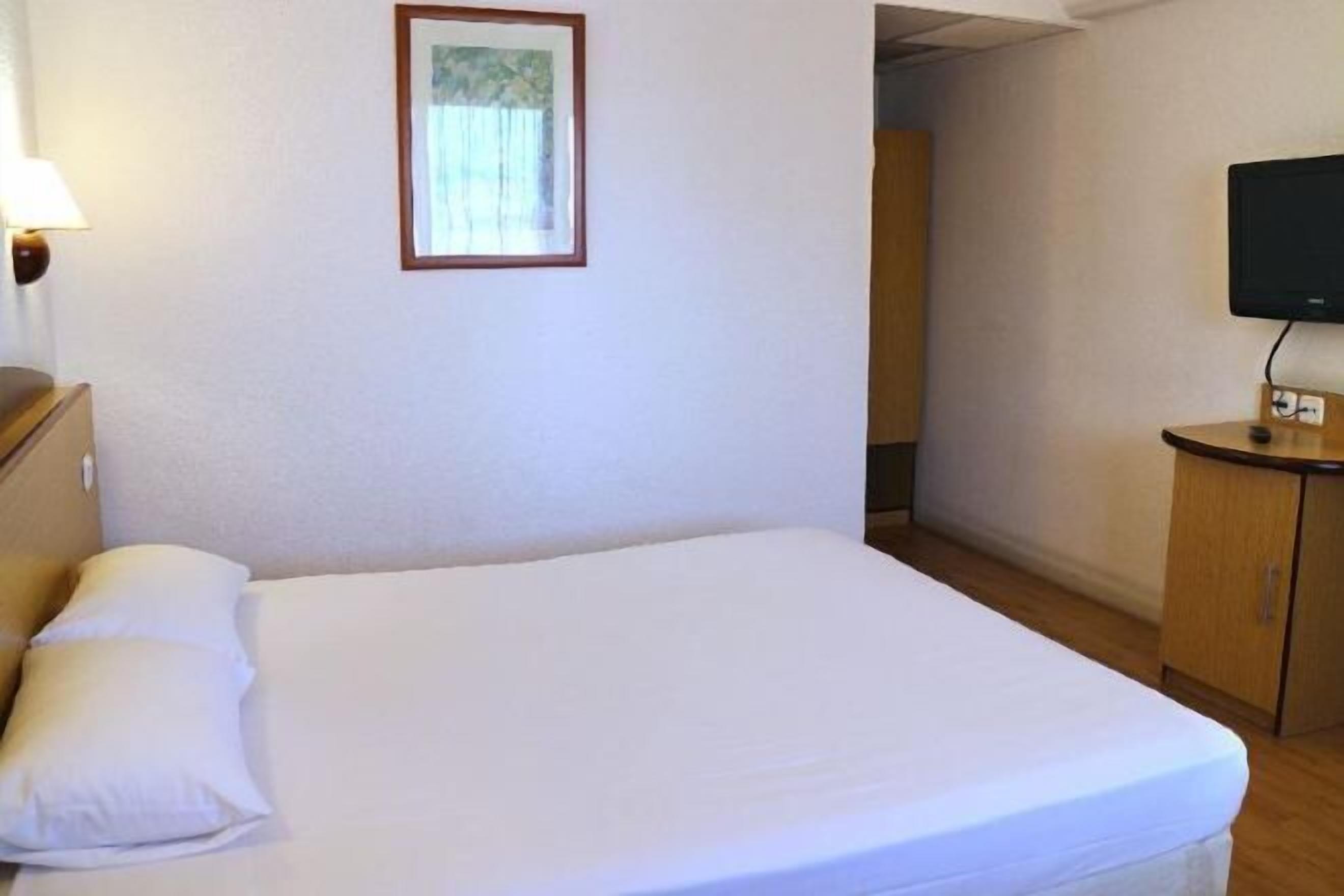 Cofres nos quartos, escrivaninha, espaço de trabalho para notebook