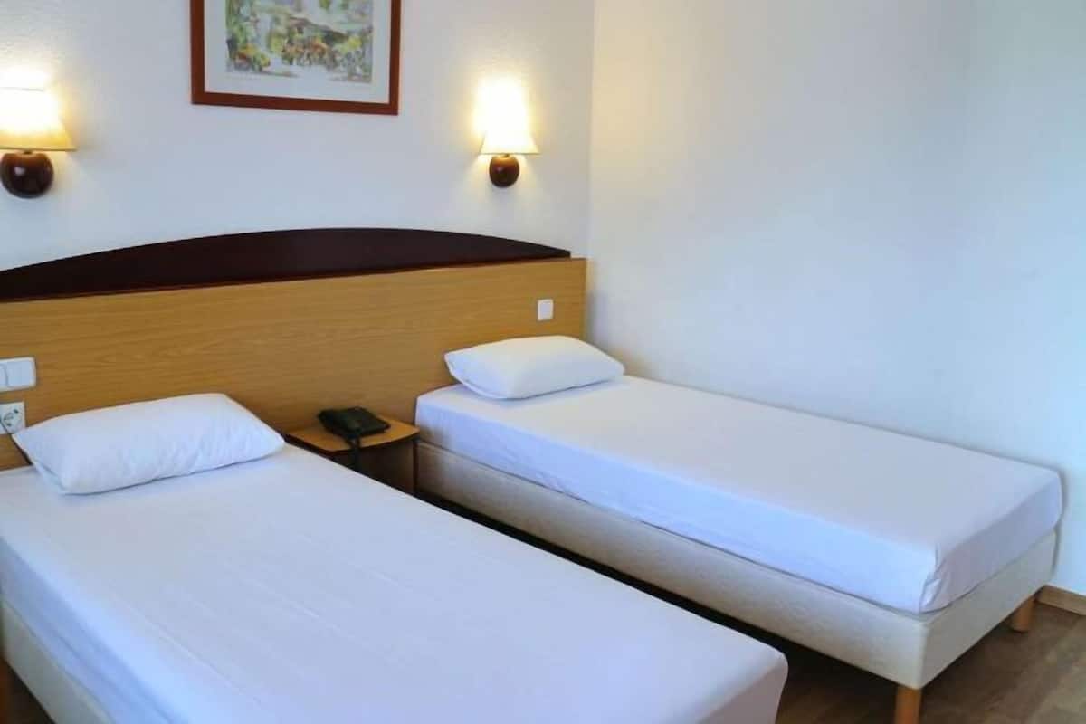 Una cassaforte in camera, una scrivania, postazione laptop
