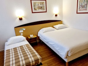 Dreibettzimmer | Zimmersafe, Schreibtisch, laptopgeeigneter Arbeitsplatz