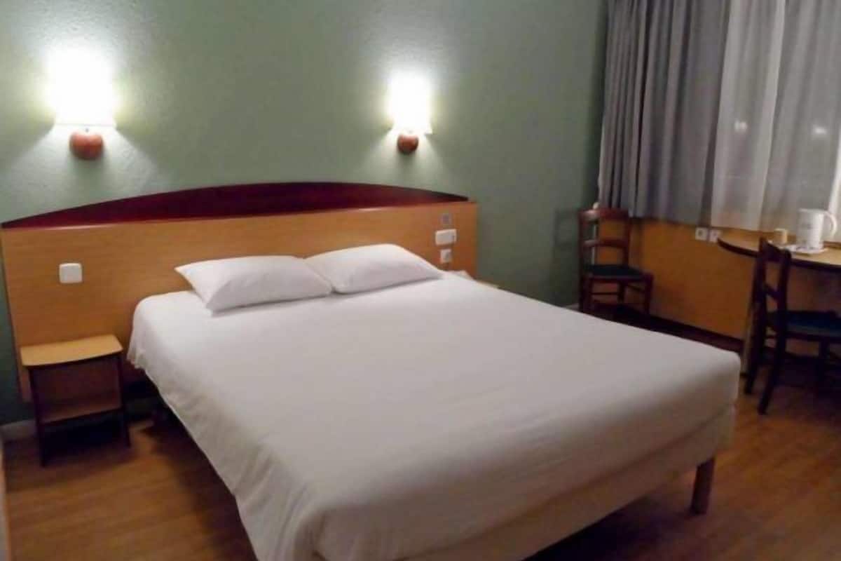 Una cassaforte in camera, una scrivania, postazione laptop