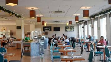 Se ofrece un desayuno bufé todos los días (12 EUR por persona)