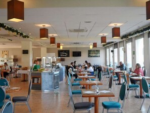 TĂ€gliches FrĂŒhstĂŒcksbuffet (10 EUR pro Person)
