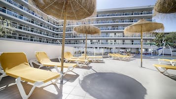 Een binnenzwembad, een buitenzwembad