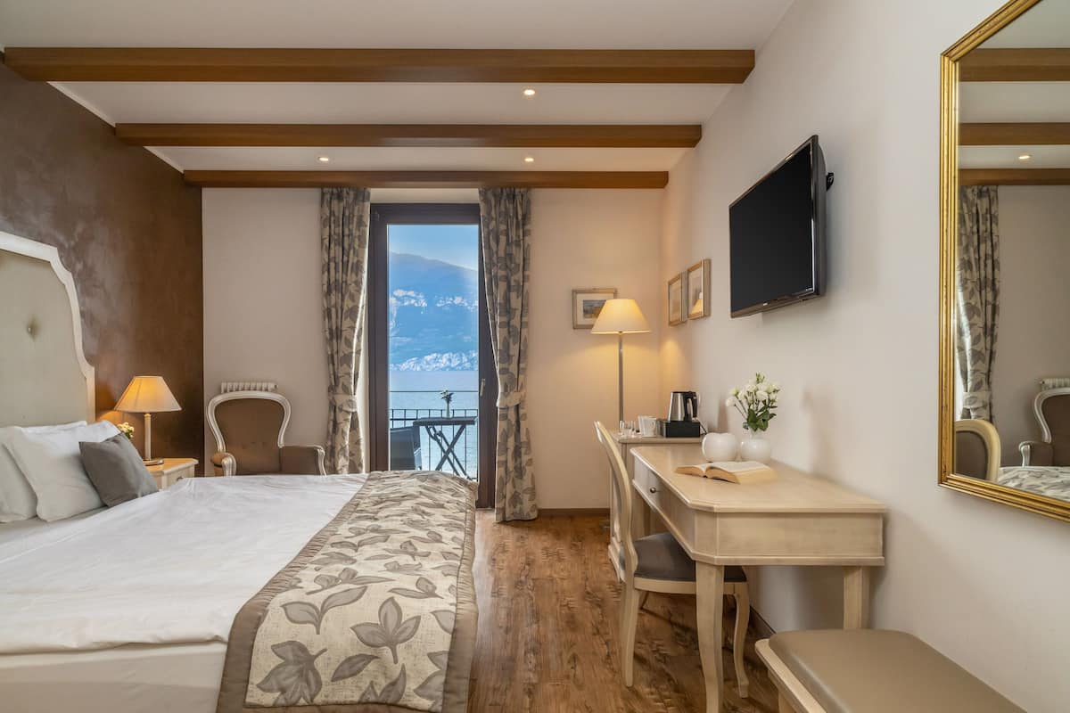 Premier-Doppelzimmer, 1 Schlafzimmer, Kühlschrank, Seeseite | 1 Schlafzimmer, Minibar, Zimmersafe, individuell eingerichtet