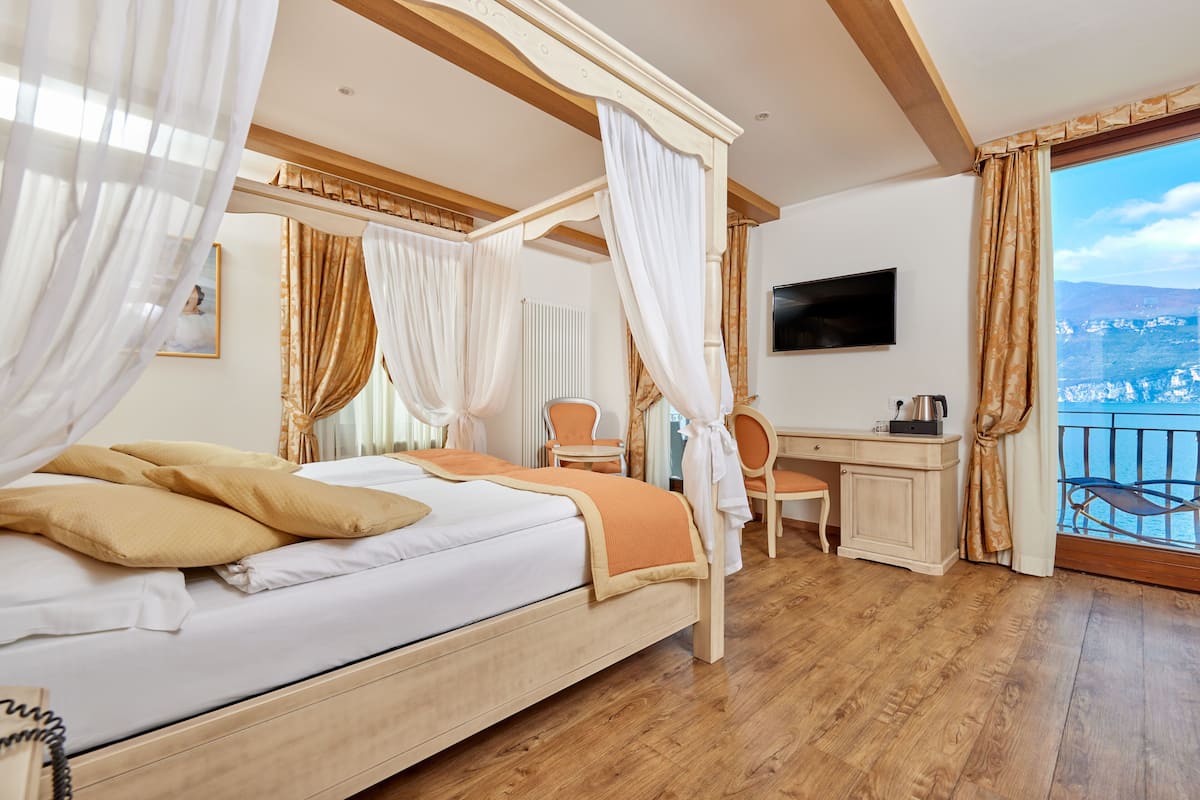 Romantische Studiosuite, 1 Schlafzimmer, Kühlschrank, Seeseite | 1 Schlafzimmer, Minibar, Zimmersafe, individuell eingerichtet