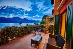 Suite exclusiva, 1 habitación, terraza, junto al lago | Vistas al lago
