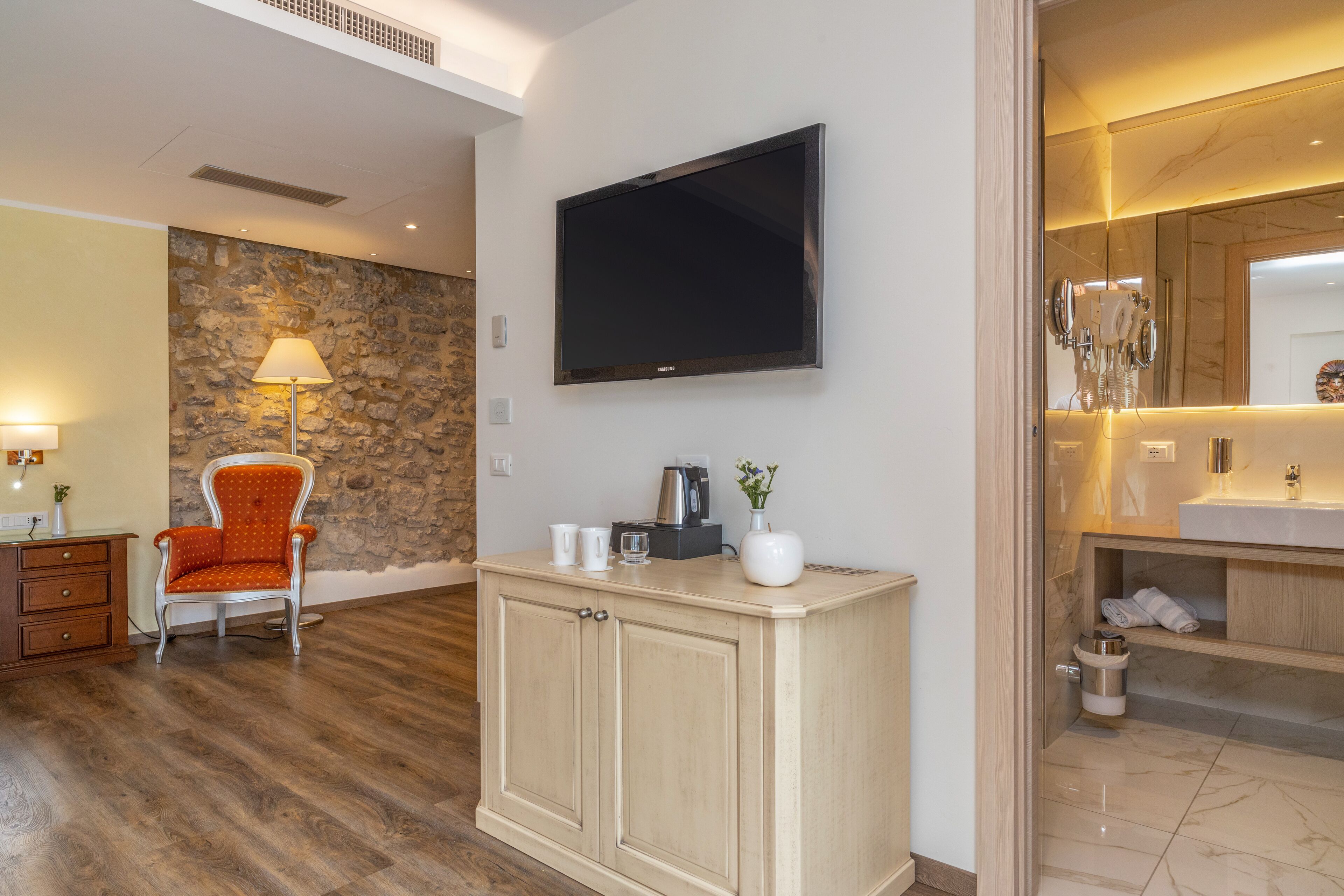 Suite Deluxe, 1 letto queen con divano letto, frigorifero, lato lago | Minibar, una cassaforte in camera, con arredamento individuale