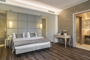 Suite exclusiva, 1 habitación, Terraza, junto al lago | Minibar, caja de seguridad en la habitación y muebles diferentes