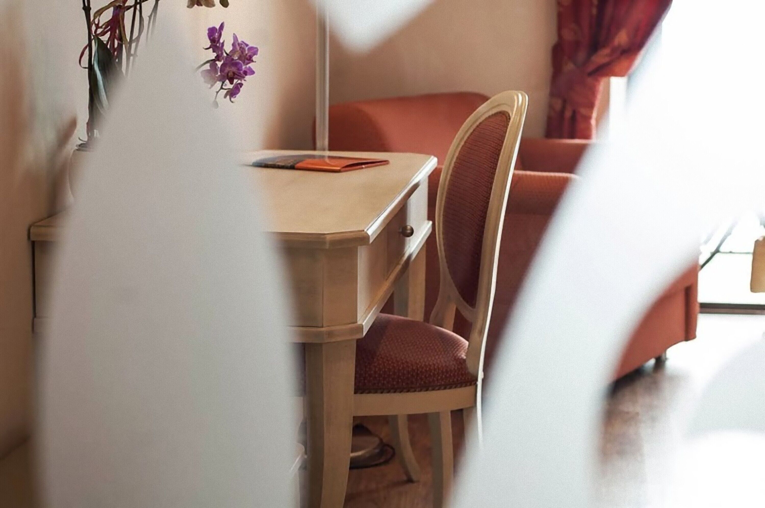 comfort suite, 1 bedroom, refrigerator, lakeside | 1 bedroom, minibar, in-room safe, individually furnished