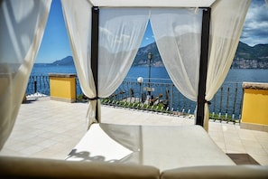 Deluxe-Studiosuite, 1 Queen-Bett und Schlafsofa, Terrasse, Seeseite | Terrasse/Patio