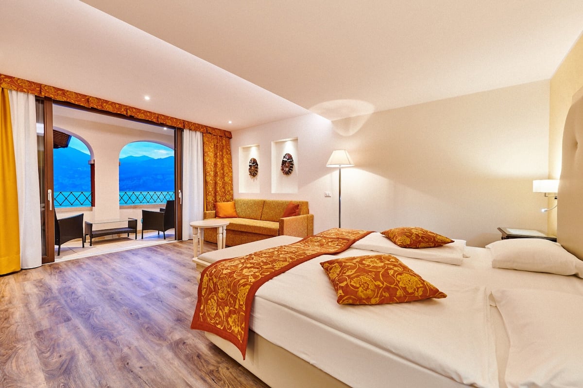 Deluxe-Suite, 1 Queen-Bett und Schlafsofa, Kühlschrank, Seeseite | 1 Schlafzimmer, Minibar, Zimmersafe, individuell eingerichtet