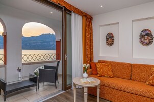 Suite Deluxe, 1 cama de matrimonio con sofá cama, frigorífico, junto al lago | Minibar, caja fuerte, mobiliario individual y escritorio