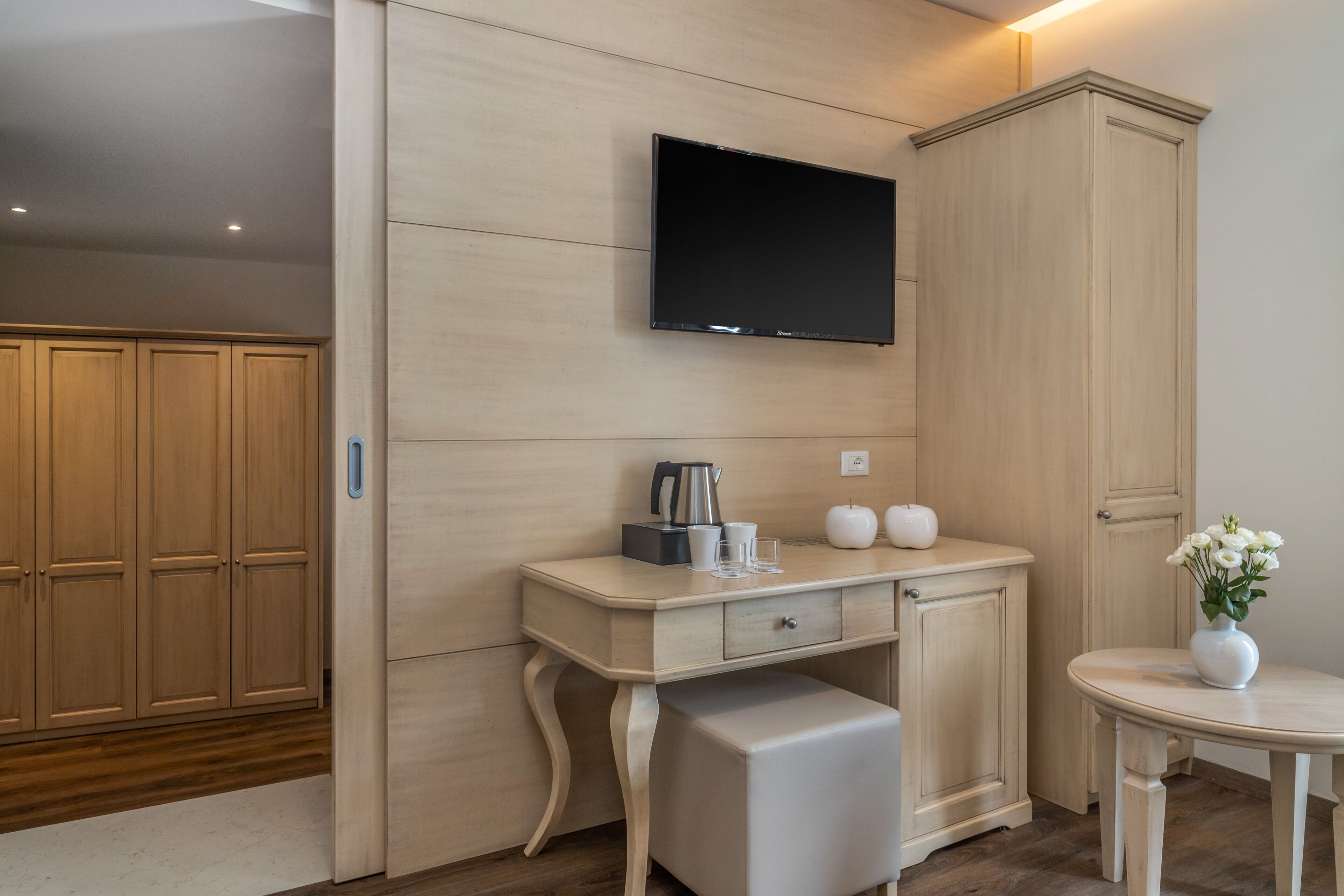 Grand suite, 1 queensize bed met slaapbank, koelkast, tuin | Een minibar, een kluis op de kamer, individueel gemeubileerd, een bureau