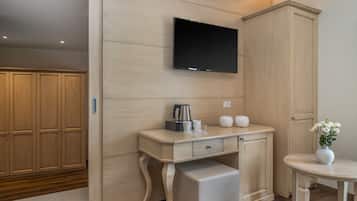 Grand suite, 1 queensize bed met slaapbank, koelkast, tuin | Een minibar, een kluis op de kamer, individueel gemeubileerd, een bureau