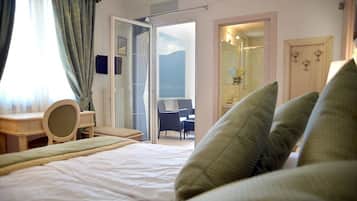 Comfort tweepersoonskamer, 1 queensize bed, koelkast | Een minibar, een kluis op de kamer, individueel gemeubileerd, een bureau