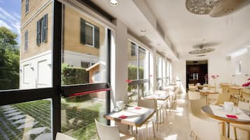 Desayuno buffet diario (EUR 11 por persona)