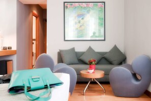 標準客房, 多張床, 非吸煙房 (Converts to 2 Twin Beds) | 羽絨被、迷你吧、客房內保險箱、書桌