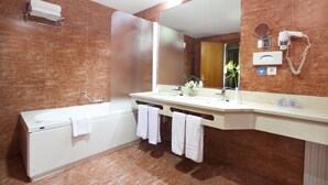 Suite, 1 King Bed, Non Smoking | Bathroom | Hair dryer, bidet - Elba Madrid Alcalá (Madrid)