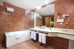 Suite, 1 King Bed, Non Smoking | Bathroom | Hair dryer, bidet - Elba Madrid Alcalá (Madrid)