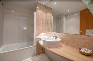 Combined shower/tub, hair dryer, towels - Aparthotel Golf Beach (Pals)