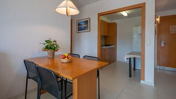 อพาร์ทเมนท์, 2 ห้องนอน | ครัวส่วนตัว | ไมโครเวฟ, เตาประกอบอาหาร, กระทะแบน, เครื่องครัว/จาน/ช้อนส้อม